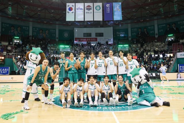 하나은행은 ‘BNK금융 2025~2026 여자프로농구’ 리그 선두를 질주하고 있다. 상대의 견제가 시작된 2라운드를 잘 이겨내며 상승세를 유지하려 한다. 사진제공｜WKBL