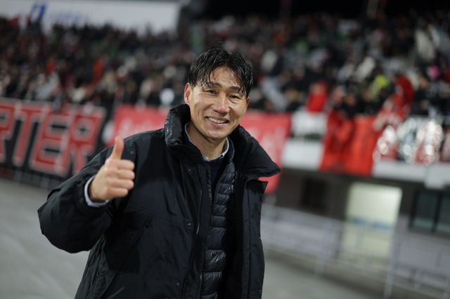 부천 이영민 감독이 8일 수원종합운동장에서 열린 수원FC와 승강 PO에서 3-2로 이겨 승격을 확정한 뒤 엄지를 치켜세우고 있다. 사진제공｜한국프로축구연맹