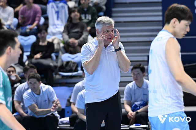 헤난 대한항공 감독(가운데)은 부임 첫 시즌 주전 위주 기용으로 팀의 선두 질주를 이끌고 있다. 사진제공│KOVO