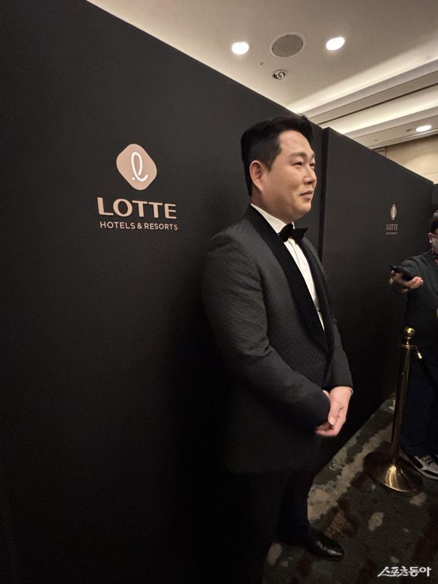 두산 양의지가 9일 롯데호텔월드 크리스탈볼룸에서 열린 2025시즌 골든글러브 시상식에 앞서 포즈를 취하고 있다. 강산 기자 posterboy@donga.com