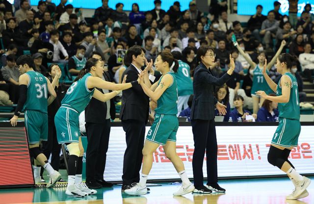 하나은행은 ‘BNK금융 2025~2026 여자프로농구’ 리그 선두를 질주하고 있다. 상대의 견제가 시작된 2라운드를 잘 이겨내며 상승세를 유지하려 한다. 사진제공｜WKBL