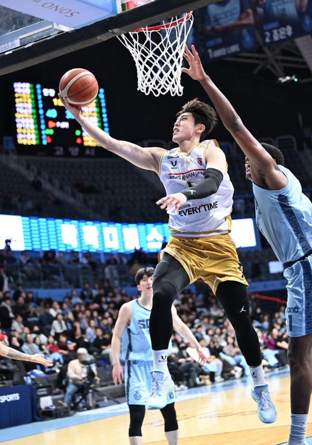 정관장 변준형(사진, 왼쪽)은 9일 고양서 열린 소노와 원정경기서 18점을 몰아치며 주포 오브라이언트가 빠진 팀을 구해냈다. 사진제공｜KBL