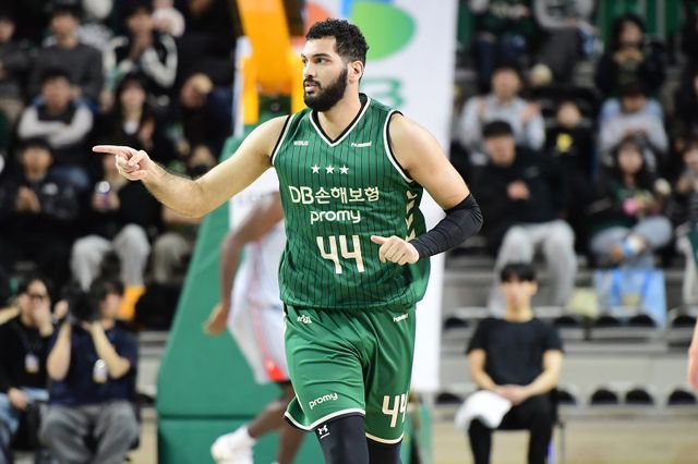 DB 2옵션 외국인선수 에삼 무스타파가 골밑에서 자신의 존재감을 드러내기 시작했다. 8일 원주종합체육관서 열린 현대모비스전에선 첫 더블-더블(20점·13리바운드)까지 올리며 팀의 82-77 승리를 이끌었다. 사진제공ㅣKBL
