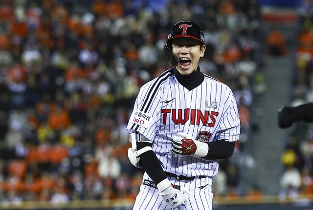 LG 홍창기는 2026시즌을 마친 뒤 프리에이전트(FA) 권리를 얻게 될 예정이다. LG는 전력 손실을 미리 막기 위해 홍창기와의 다년계약까지도 고려하고 있다. 뉴시스