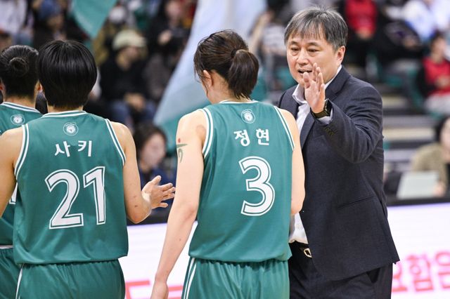 하나은행은 ‘BNK금융 2025~2026 여자프로농구’ 리그 선두를 질주하고 있다. 상대의 견제가 시작된 2라운드를 잘 이겨내며 상승세를 유지하려 한다. 사진제공｜WKBL