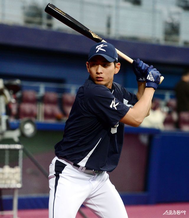 한국 야구대표팀의 간판타자 이정후가 내년 3월 WBC를 앞두고 결연한 각오를 전했다. 2023년 WBC 대비 훈련 도중 타격 자세를 취하는 이정후. 스포츠동아DB