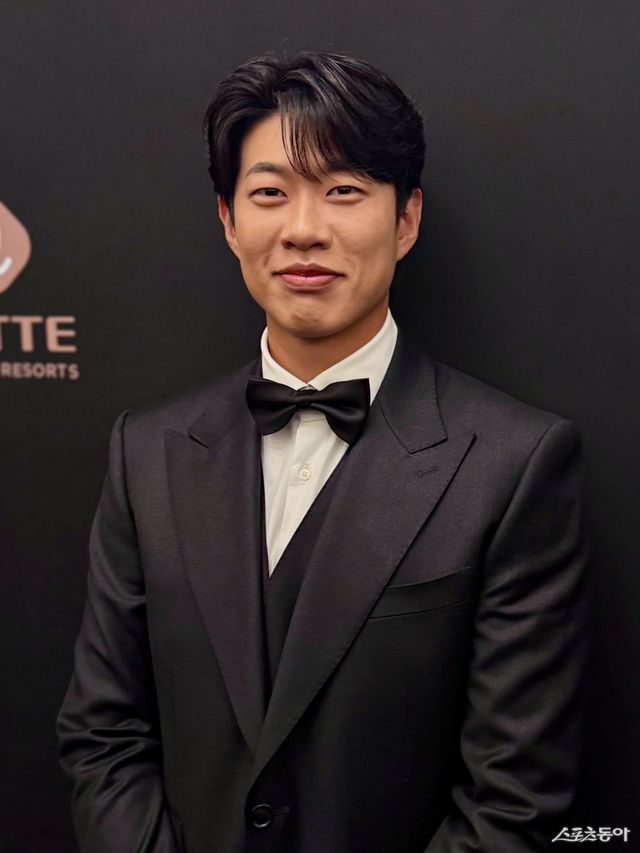 키움 송성문이 9일 서울 롯데호텔월드 크리스탈볼룸에서 열린 KBO 골든글러브 시상식을 앞두고 취재진과 인터뷰하고 있다. 김현세 기자 kkachi@donga.com