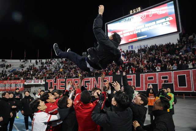 부천 이영민 감독이 8일 수원종합운동장에서 열린 수원FC와 승강 PO에서 3-2로 이겨 승격을 확정한 뒤 선수들의 헹가래를 받고 있다. 사진제공｜한국프로축구연맹