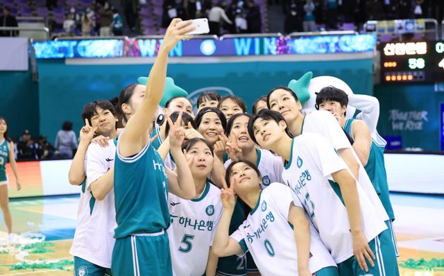 하나은행은 ‘BNK금융 2025~2026 여자프로농구’ 리그 선두를 질주하고 있다. 상대의 견제가 시작된 2라운드를 잘 이겨내며 상승세를 유지하려 한다. 사진제공｜WKBL