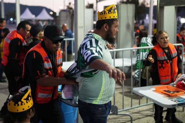 한국축구대표팀은 내년 6월 북중미월드컵에서 조별리그 경기를 모두 멕시코에서 치른다. 그러나 현지 치안이 좋지 않아 걱정이 크다. 사진은 올해 10월 15일 멕시코 과달라하라&nbsp;할리스코 주&nbsp;에스타디오 아크론에서 열린 멕시코-에콰도르의 A매치에 앞서 입장하고 있는 현지 팬들. 과달라하라(멕시코)│AP뉴시스
