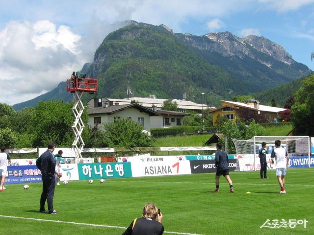 북중미월드컵의 화두가 고지대 적응으로 떠오른 가운데 한국축구는 2010남아공월드컵을 준비할 때도 고지대에 적응하기 위해 오스트리아 티롤 지역에서 사전훈련을 진행했다. 스포츠동아DB