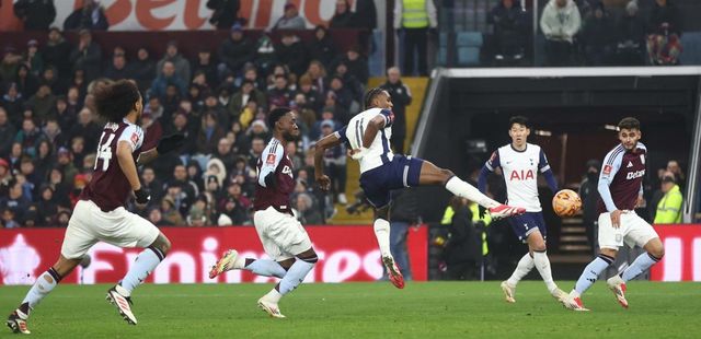 토트넘 공격수 마티스 텔(가운데)이 10일(한국시간) 애스턴 빌라와 FA컵 32강 원정경기 후반 추가시간 만회골을 터트리고 있다. 토트넘은 1-2로 져 대회에서 탈락했다. 사진출처｜토트넘 홈페이지