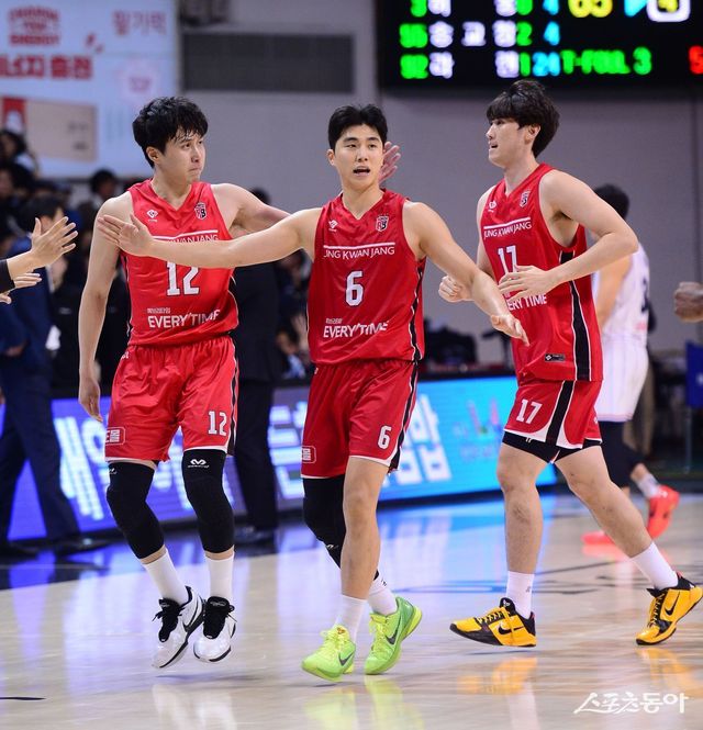 10일 안양 정관장 아레나에서 열린 ‘2024-2025 프로농구’ 정관장과 KCC 경기에서 정관장 박지훈이 달아나는 슛을 성공시킨 후 기뻐하고 있다. 안양｜김종원 기자 won@donga.com