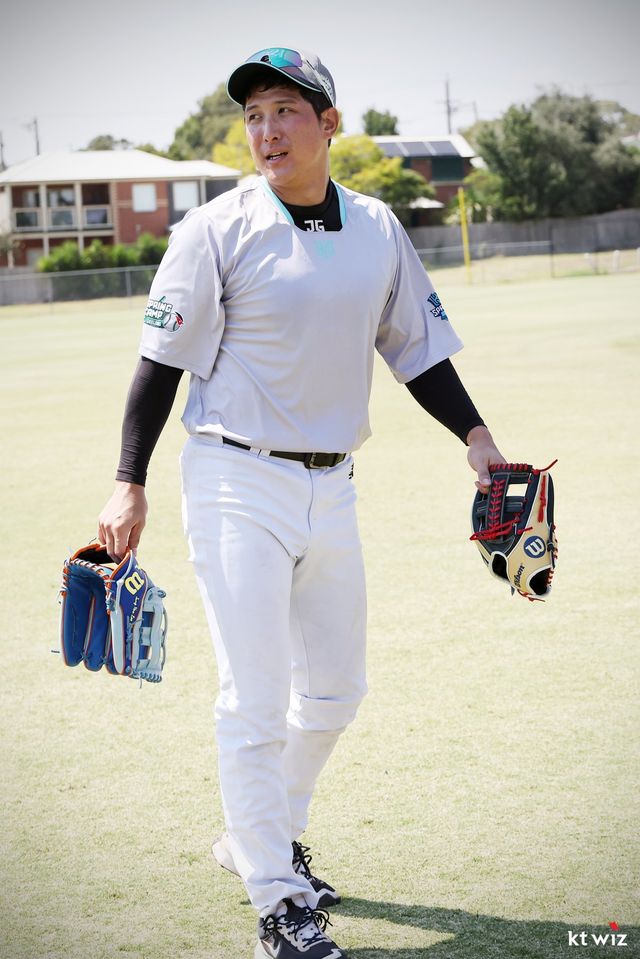 KT 위즈 유틸리티 플레이어 황재균이 7일 호주 질롱 베이스볼 센터에서 수비 훈련 도중 글러브 2개를 들고 있다. 사진제공｜KT 위즈