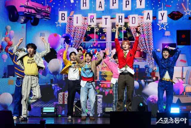 이븐(EVNNE) 네 번째 미니 앨범 ‘핫 메스(HOT MESS)’ 발매 기념 쇼케이스가 10일 서울 광진구 예스24라이브홀에서 열렸다. 이븐이 수록곡 ‘Birthday’를 공연하고 있다. 김민성 기자 marineboy@donga.com
