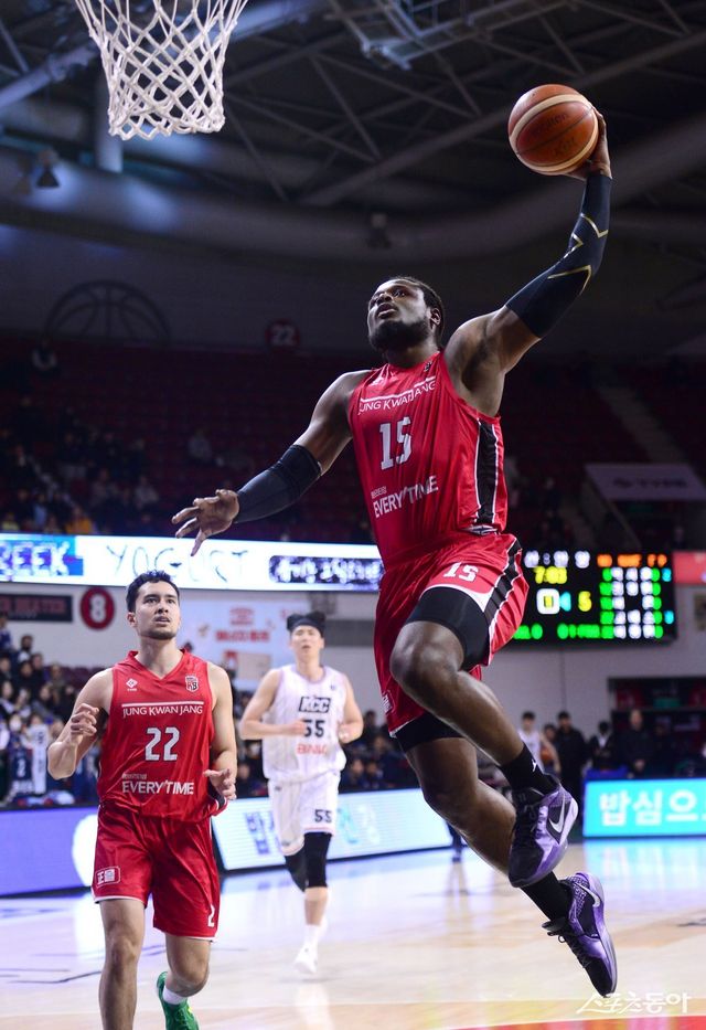 10일 안양 정관장 아레나에서 열린 ‘2024-2025 프로농구’ 정관장과 KCC 경기에서 정관장 버튼이 덩크슛을 성공시키고 있다. 안양｜김종원 기자 won@donga.com