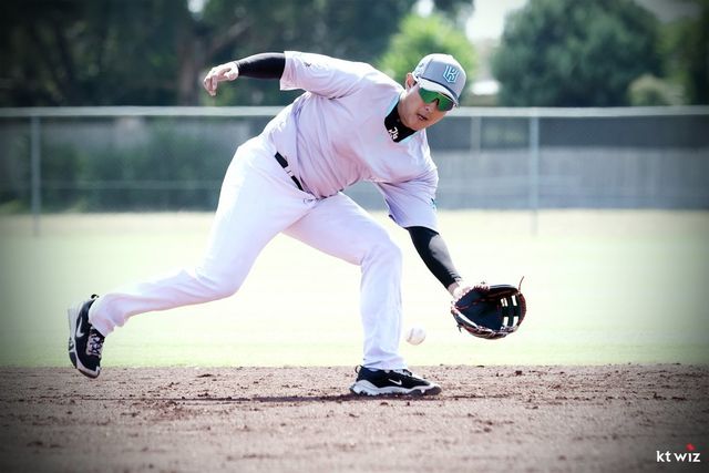 KT 위즈 유틸리티 플레이어 황재균이 7일 호주 질롱 베이스볼 센터에서 내야 수비 훈련을 하고 있다. 사진제공｜KT 위즈