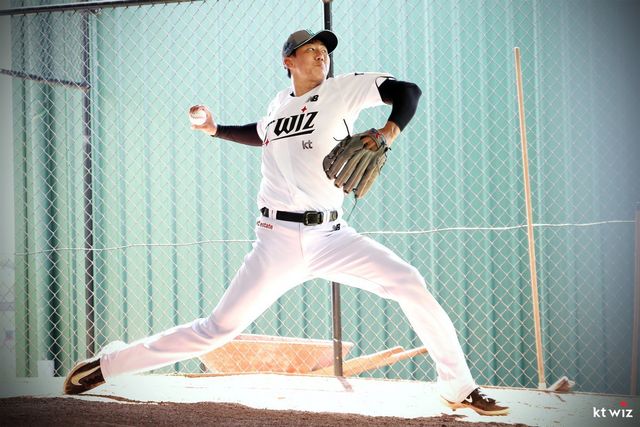 KT 신인 김동현이 6일 호주 질롱 베이스볼 센터에서 불펜피칭을 하고 있다. 사진제공｜KT 위즈