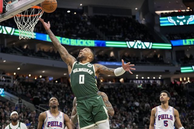 밀워키의 데미안 릴라드(가운데)가 10일(한국시간) 파이서브 포럼에서 열린 필라델피아전에서 레이업슛을 시도하고 있다. 밀워키(미 위스콘신주)｜AP뉴시스