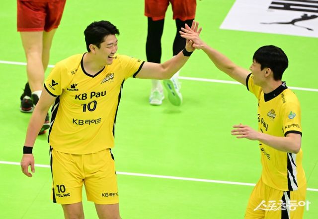 KB손해보험의 도약 원동력은 단연 나경복(왼쪽)과 황택의의 가세다. 코트 안팎에서 매우 큰 존재감을 보이는 이들은 팀에 빠르게 녹아들며 중심을 잡아줬다. 스포츠동아DB