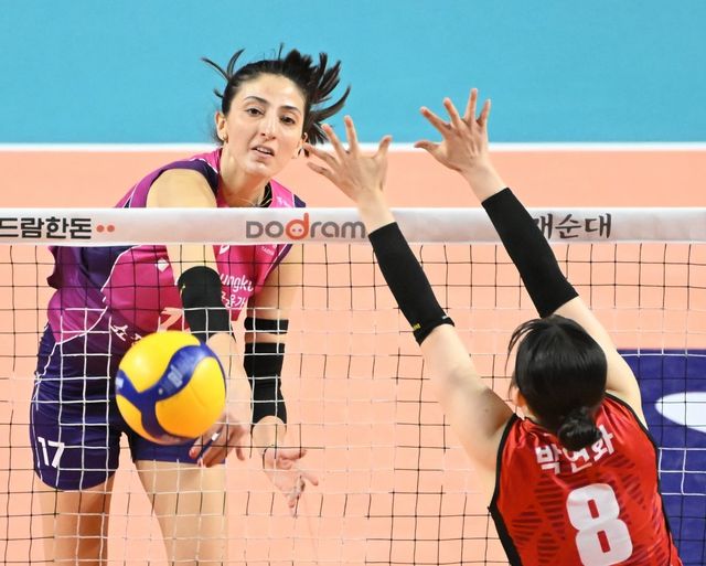 부상을 털고 돌아온 흥국생명 외국인 공격수 투트쿠(왼쪽)가&nbsp; 9일 인천삼산월드체육관에서 열린 V리그 여자부 홈경기에서 페퍼저축은행의 블로킹을 피해 강한 스파이크 공격을 하고 있다. 사진제공｜KOVO