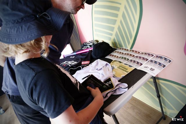 KT는 9일 호주 질롱 베이스볼 센터에서 질롱시와 협업해 ‘커뮤니티 데이’를 개최했다. 현지 방문객이 함나얀 커뮤니케이션팀 대리, 정민주 마케팅기획팀 매니저가 손수 만든 팸플릿을 보고 있다. 사진제공｜KT 위즈