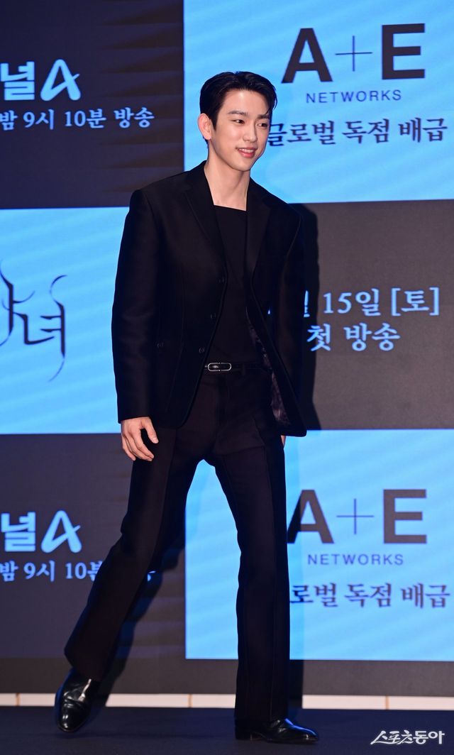 배우 박진영이 11일 서울 구로구 신도림동 디큐브시티 더세인트에서 열린 채널A 새 토일드라마 ‘마녀’ 제작발표회에 오르고 있다. 주현희 기자 teth1147@donga.com