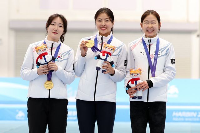여자 팀 스프린트 금메달을 합작한 김민지, 이나현, 김민선(왼쪽부터). 하얼빈(중국)｜뉴시스