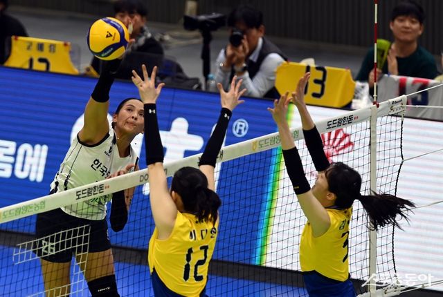 한국도로공사 아시아쿼터 공격수 타나차가 11일 수원체육관에서 열린 V리그 여자부 원정경기에서 현대건설 블로커를 피해 스파이크를 날리고 있다. 수원｜김민성 기자 marineboy@donga.com