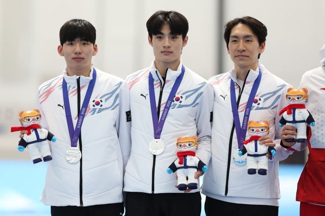 남자 팀 추월 은메달을 합작한 정재원, 박상언, 이승훈(왼쪽부터). 하얼빈(중국)｜뉴시스