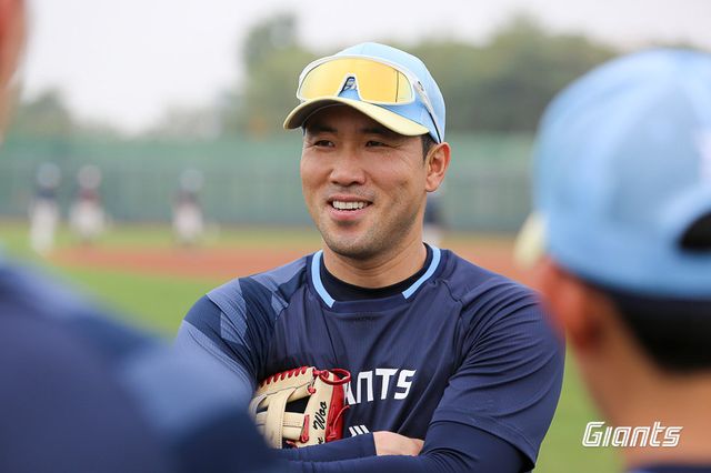 롯데 주장 전준우가 대만 타이난 스프링캠프 도중 훈련을 앞두고 선수단 사기를 북돋고 있다. 사진제공｜롯데 자이언츠