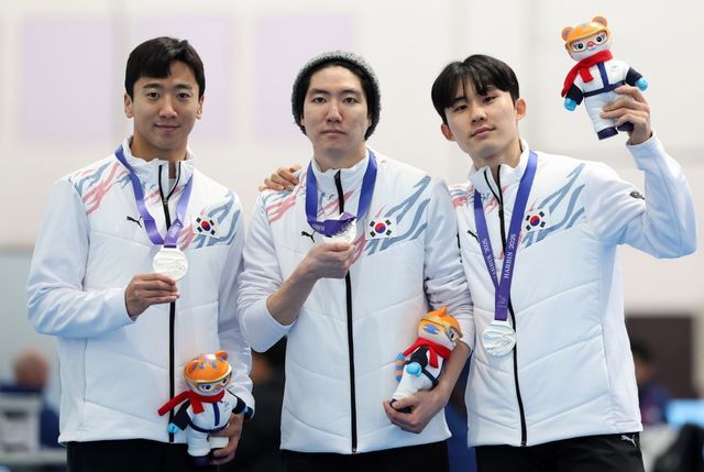 남자 팀 스프린트 은메달을 따낸 김준호, 차민규, 조상혁(왼쪽부터). 하얼빈(중국)｜뉴시스