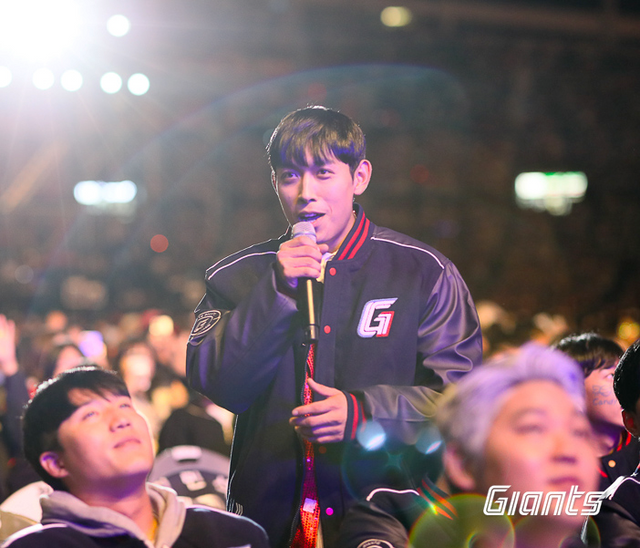 롯데 황성빈이 지난해 ‘팬스티벌’ 행사에서 바시티 자켓을 입고 팬들과 대화하고 있다. 사진제공｜롯데 자이언츠