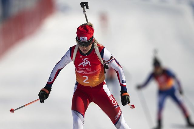 러시아 출신의 귀화 선수 예카테리나 압바꾸모바(전남체육회)가 11일 중국 야부리 스키리조트에서 열린 2025 하얼빈 동계아시안게임 바이애슬론 여자 7.5㎞ 스프린트 경기에서 역주하고 있다. 야부리(중국) ㅣ신화 뉴시스