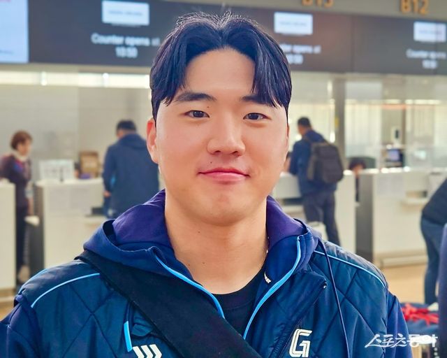 롯데 손성빈이 11일 인천국제공항을 통해 대만 타이난으로 출국하기 전 미소를 짓고 있다. 사진제공｜롯데 자이언츠