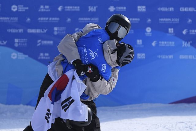 윤종현과 신영섭이 환호하고 있다. 야부리(중국)ㅣ신화뉴시스