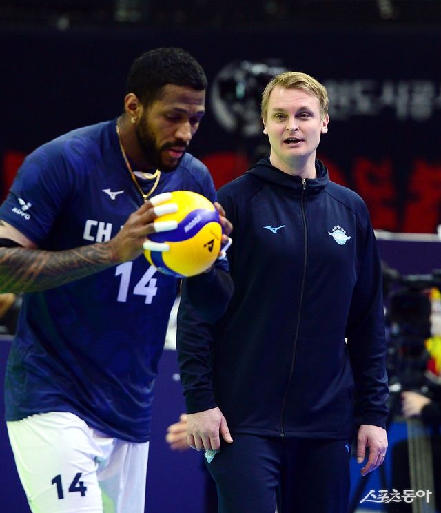 대한항공이 힘겨운 상위권 싸움을 이어가고 있다. 토미 틸리카이넨 감독(오른쪽)이 외국인선수 요스바니를 바라보고 있다. 스포츠동아DB