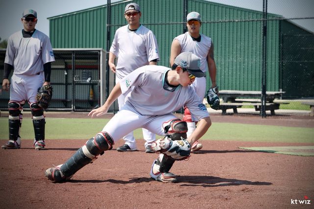 KT 포수 조대현(앞)이 9일 호주 질롱 베이스볼 센터에서 훈련을 하고 있다. 강현우, 장성우, 강백호(왼쪽부터)가 조대현 뒤에서 자기 차례를 기다리고 있다. 사진제공｜KT 위즈