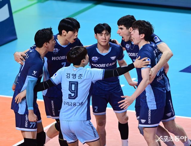 우리카드가 연패를 끊고 상위권 추격 의지를 다시 불태웠다. 우리카드 선수들이 12일 장충체육관에서 열린 한국전력과 홈경기 도중 팀 득점에 성공한 뒤 기쁨을 나누고 있다. 장충｜주현희 기자 teth1147@donga.com