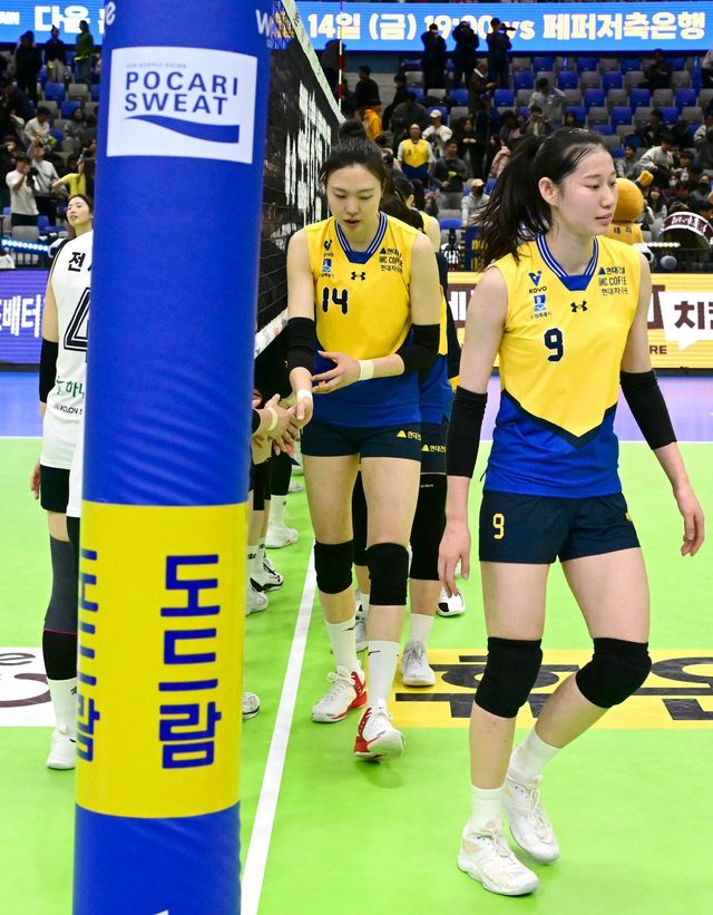 현대건설 선수들이 11일 수원체육관에서 벌어진 한국도로공사와 ‘도드람 2024~2025 V리그’ 여자부 정규리그 5라운드 홈경기에서 1-3로 패한 뒤 아쉬워하고 있다. 남은 시즌 선두도약이 어려워진 가운데, 정관장과 2위 자리를 놓고 치열하게 경쟁해야 하는 처지다. 사진제공｜KOVO