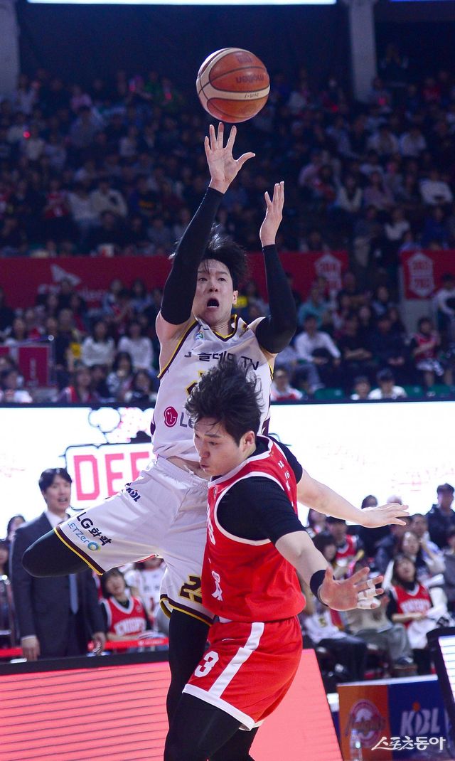 LG 전성현(위)이 12일 잠실학생체육관에서 열린 SK전에서 최원혁의 수비를 피해 3점슛을 던지고 있다. LG는 전성현 등 외곽자원들의 꾸준한 활약으로 SK를 꺾고, 공동 2위로 올라서며 A매치 휴식기를 맞았다. 잠실｜김종원 기자 won@donga.com