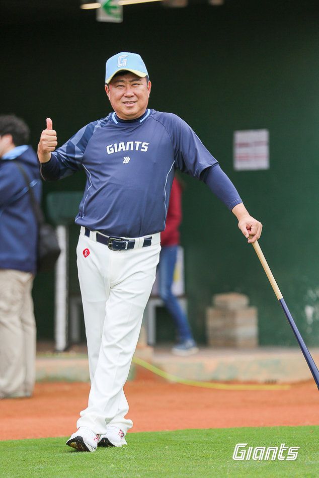 롯데가 10개 구단 중 유일하게 1군과 퓨처스 캠프를 한 곳에서 치른다. 롯데 김태형 감독이 대만 타이난 스프링캠프 도중 엄지를 치켜들고 있다. 사진제공｜롯데 자이언츠