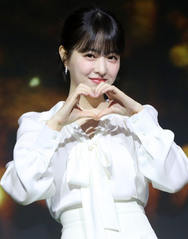 [서울=뉴시스] 김혜진 기자 = 배우 박보영이 12일 오전 서울 동대문 JW메리어트 스퀘어에서 열린 넷플릭스 시리즈 ‘멜로무비’ 제작발표회에서 포즈를 취하고 있다. ‘멜로무비’는 사랑도 하고 싶고 꿈도 이루고 싶은 애매한 청춘들이 서로를 발견하고 영감이 되어주며 각자의 트라우마를 이겨내는 영화 같은 사랑을 그린 로맨스극이다. 2025.02.12. jini@newsis.com