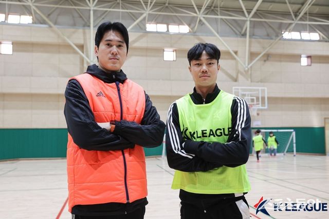한국프로축구연맹의 ‘K리그 퓨처스 어린이 축구교실’의 강사로 참여한 이준희(오른쪽)과 유수철. 이들은 이번 프로그램처럼 은퇴선수들이 축구 저변확대에 기여하면서 진로 설계를 할 수 있는 기회가 많아지길 기원했다. 사진제공｜한국프로축구연맹