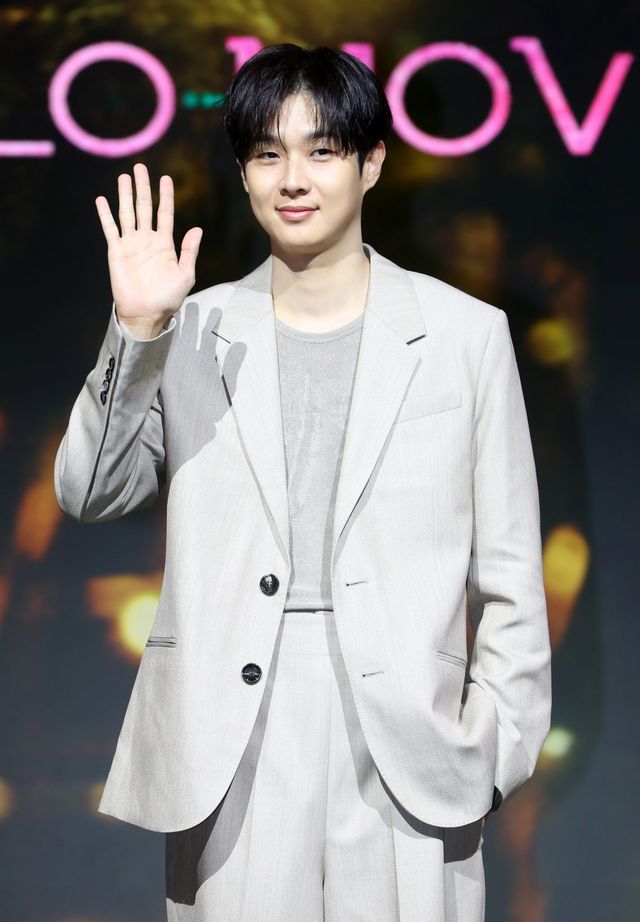 [서울=뉴시스] 김혜진 기자 = 배우 최우식이 12일 오전 서울 동대문 JW메리어트 스퀘어에서 열린 넷플릭스 시리즈 ‘멜로무비’ 제작발표회에서 포즈를 취하고 있다. ‘멜로무비’는 사랑도 하고 싶고 꿈도 이루고 싶은 애매한 청춘들이 서로를 발견하고 영감이 되어주며 각자의 트라우마를 이겨내는 영화 같은 사랑을 그린 로맨스극이다. 2025.02.12. jini@newsis.com