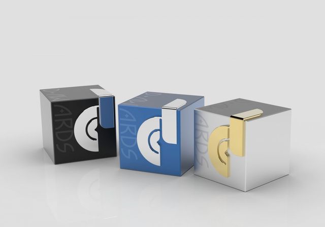 ‘K팝 별들의 새로운 축제’ 제1회 디 어워즈(D Awards)의 또다른 시그니처, 상패 명(名)이 ‘디 큐브’ (D CUBE)로 확정됐다. 디 큐브는 블랙 라벨, 블루 라벨, 실버 라벨 일명 ‘삼색(三色) 트로피’ 형태로 제작됐다. 사진|디 어워즈