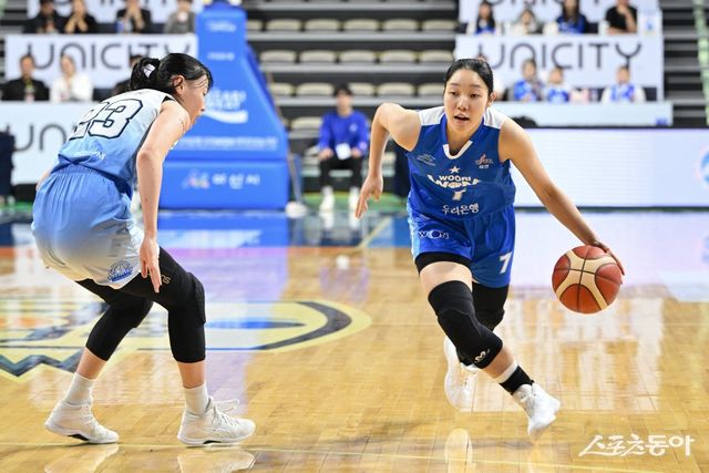 우리은행 이민지(오른쪽). 사진제공｜WKBL