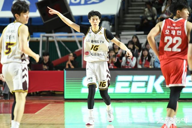 LG 정인덕(가운데)은 프로 입단 이후 처음으로 한 팀의 주전선수가 됐다. 오로지 노력으로 자리를 챙취한 그가 2024~2025시즌 LG의 상위권 질주에 알토란 같은 역할을 하고 있다. 사진제공｜KBL