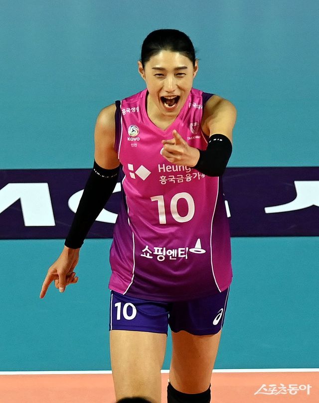 흥국생명 김연경이 13일 인천 삼산월드체육관에서 벌어진 GS칼텍스와 ‘도드람 2024~2025 V리그’ 여자부 5라운드 홈경기를 마친 뒤 “올 시즌 종료 후 은퇴할 예정이다”고 밝혔다. 한국배구의 GOAT인 그는 후배들과 함께 올 시즌 유종의 미를 거둬 정상에서 은퇴하겠다는 의지다. 스포츠동아DB