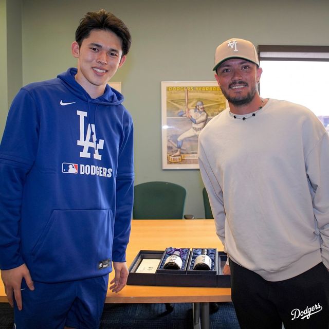 사사키 로키.-미겔 로하스 사진=LA 다저스 SNS